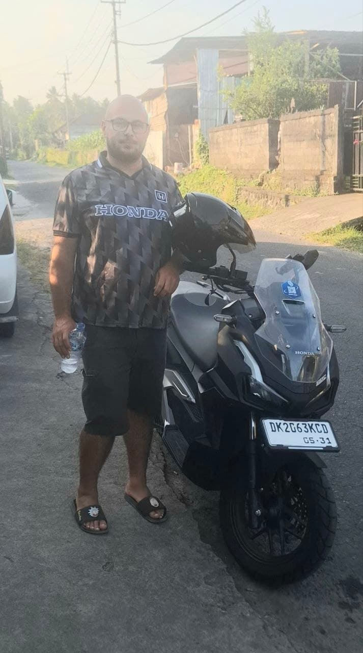 Giddy Bikes guest on a scooter in Bali